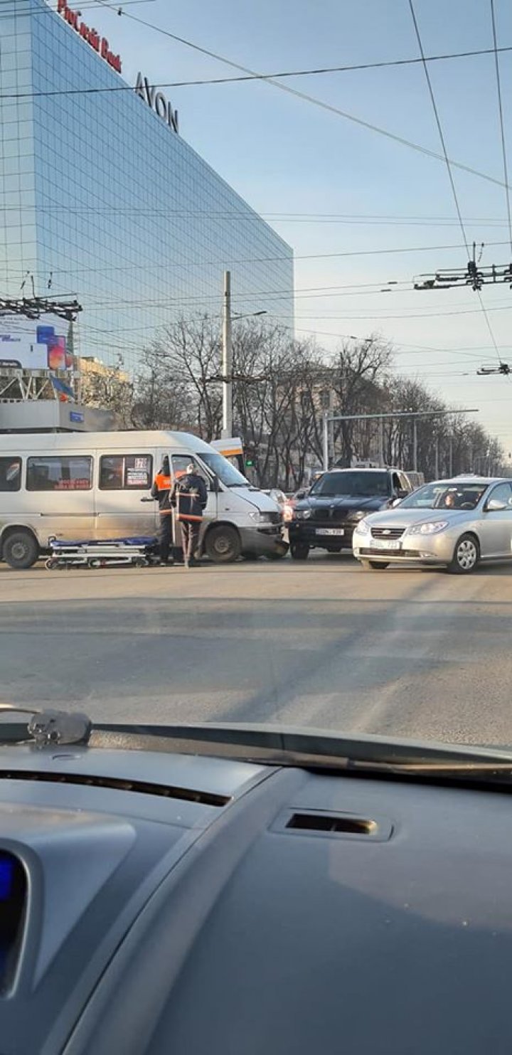 ACCIDENT GRAV în centrul Capitalei. Un microbuz de linie s-a ciocnit violent cu o maşină. Ambulanţa, la faţa locului (FOTO)