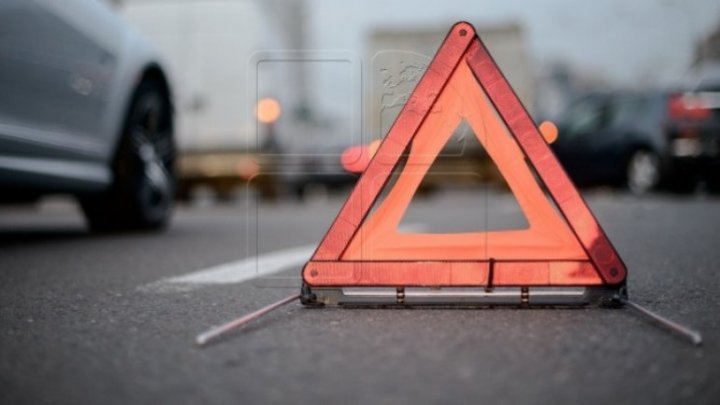 InfoTrafic: CEAŢĂ DENSĂ în Capitală. Două automobile s-au ciocnit violent în sectorul Ciocana