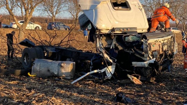 ACCIDENT DE GROAZĂ la Sîngerei. Un TIR, făcut praf. Şoferul a fost transportat la spital (FOTO/VIDEO) 