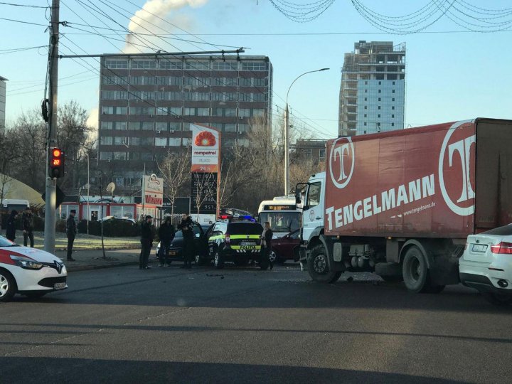 DETALII privind ACCIDENTUL ÎN LANŢ din Capitală. Cine se face vinovat, ce spun şoferii şi oamenii legii