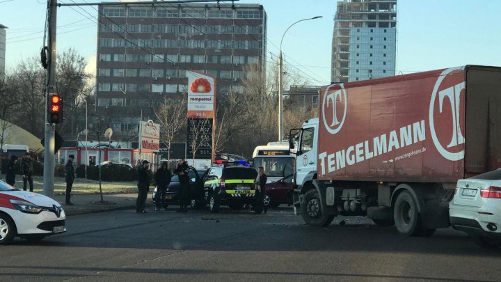 HAOS pe o stradă din Capitală, în urma unui ACCIDENT ÎN LANŢ. A fost implicată şi o maşină a poliţiei (FOTO)