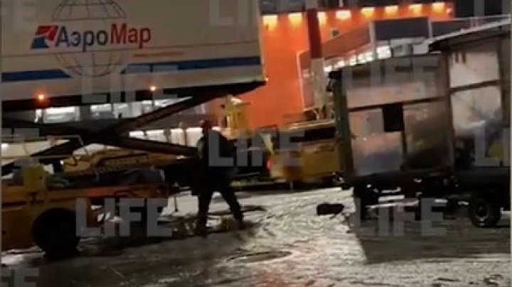 Cum sunt încărcate bagajele în aeroportul din Şeremetievo. Un angajat a fost surprins cum aruncă cu nepăsare genţile într-un camion (VIDEO)