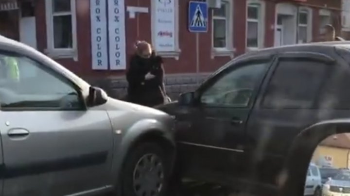 Nu au putut împărţi o intersecţie. Două maşini s-au ciocnit violent în centrul Capitalei (VIDEO)