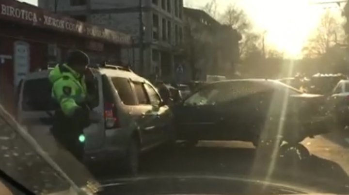 Nu au putut împărţi o intersecţie. Două maşini s-au ciocnit violent în centrul Capitalei (VIDEO)