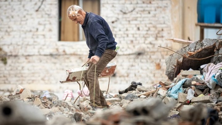 Un sat din Albania va fi ras de pe faţa pământului. Clădirile rămase vor fi dărâmate