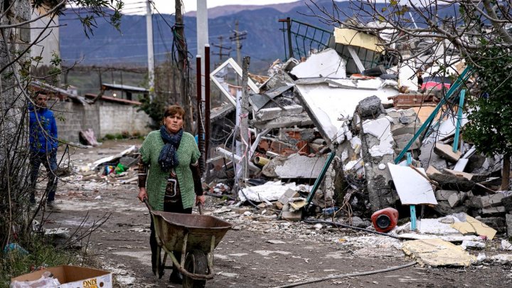 Un sat din Albania va fi ras de pe faţa pământului. Clădirile rămase vor fi dărâmate