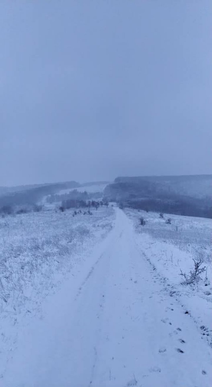 NINGE în Moldova. Pe mai multe drumuri din ţară se circulă în condiţii de iarnă. Şoferii, îndemnaţi să fie precauţi (FOTO)