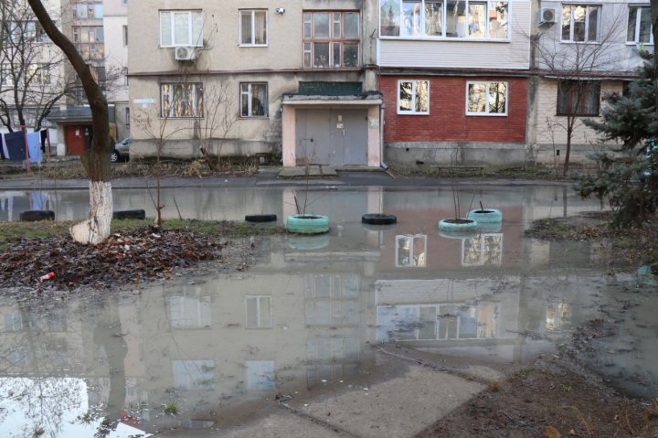 Curtea unui bloc din Capitală, INUNDATĂ (VIDEO/FOTO)