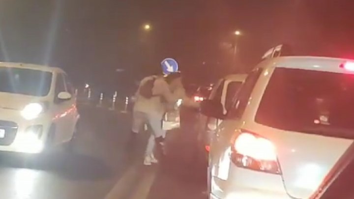 Pumni şi înjurături în mijlocul carosabilului. Două tinere, surprinse în ipostaze scandaloase (VIDEO)