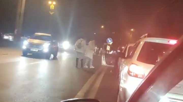 Pumni şi înjurături în mijlocul carosabilului. Două tinere, surprinse în ipostaze scandaloase (VIDEO)