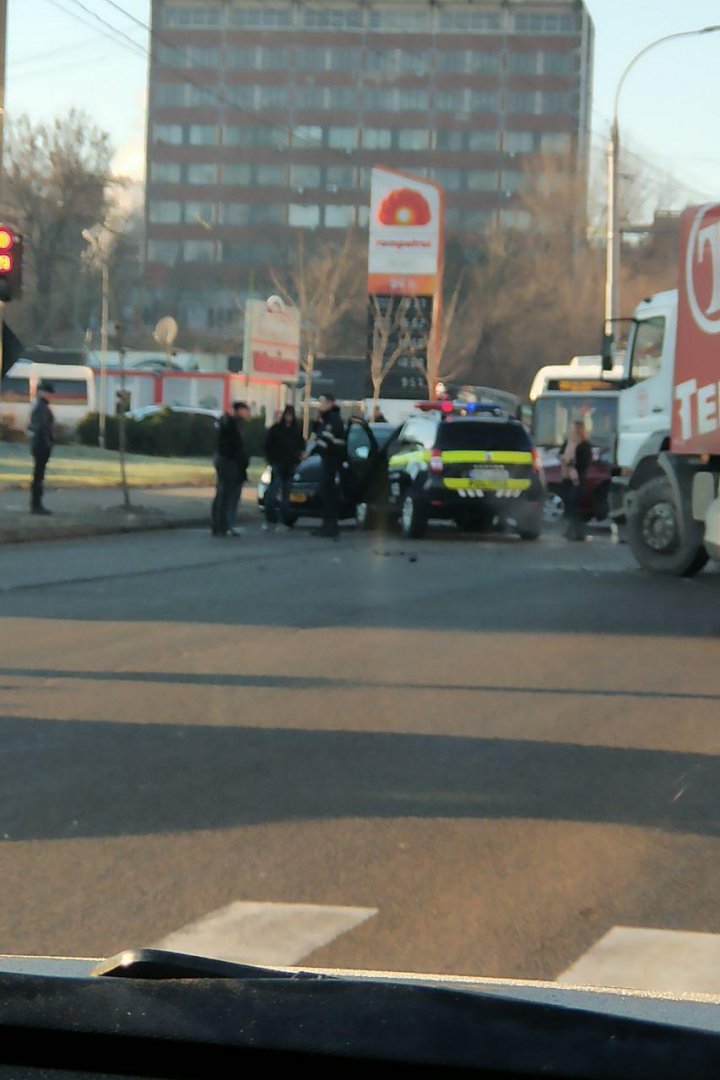 HAOS pe o stradă din Capitală, în urma unui ACCIDENT ÎN LANŢ. A fost implicată şi o maşină a poliţiei (FOTO)