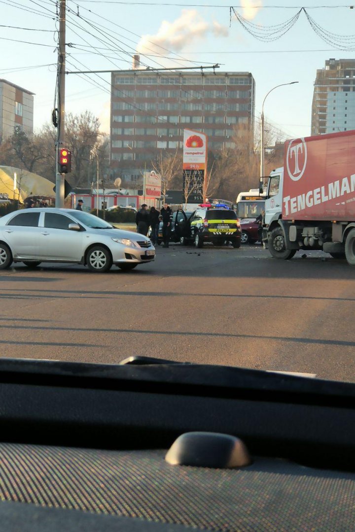 HAOS pe o stradă din Capitală, în urma unui ACCIDENT ÎN LANŢ. A fost implicată şi o maşină a poliţiei (FOTO)