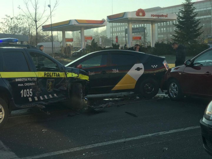 HAOS pe o stradă din Capitală, în urma unui ACCIDENT ÎN LANŢ. A fost implicată şi o maşină a poliţiei (FOTO)