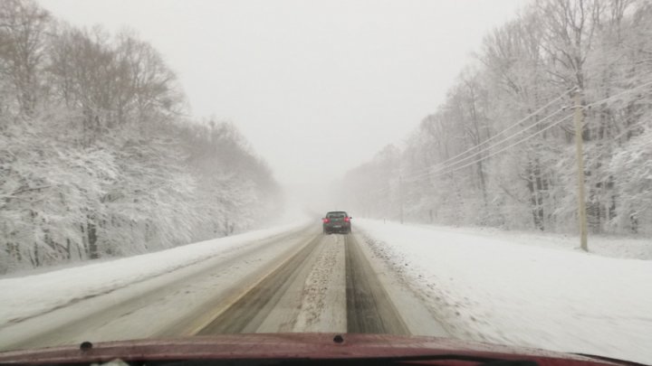 NINGE în Moldova. Pe mai multe drumuri din ţară se circulă în condiţii de iarnă. Şoferii, îndemnaţi să fie precauţi (FOTO)