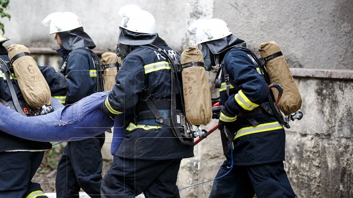 EXPLOZIE într-un apartament din Capitală. Pompierii au intervenit de urgenţă (FOTO)