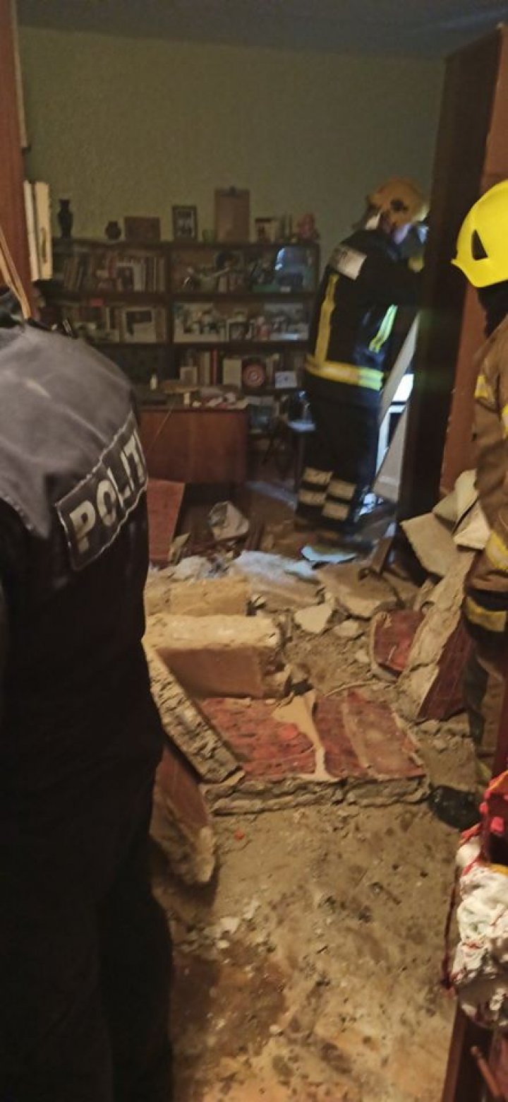 EXPLOZIE într-un apartament din Capitală. Pompierii au intervenit de urgenţă (FOTO)