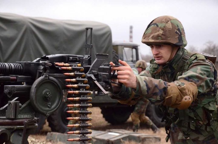 Militarii, în acţiune. La Bălţi au avut loc tunuri antitanc, aruncătoare de grenade şi evacuarea răniţilor cu elicopterul (FOTO)