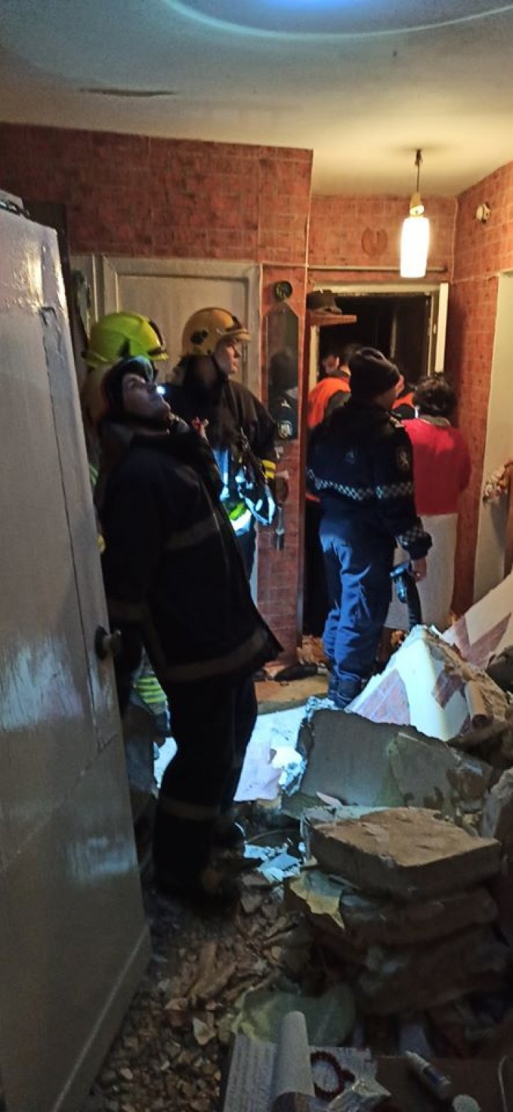 EXPLOZIE într-un apartament din Capitală. Pompierii au intervenit de urgenţă (FOTO)