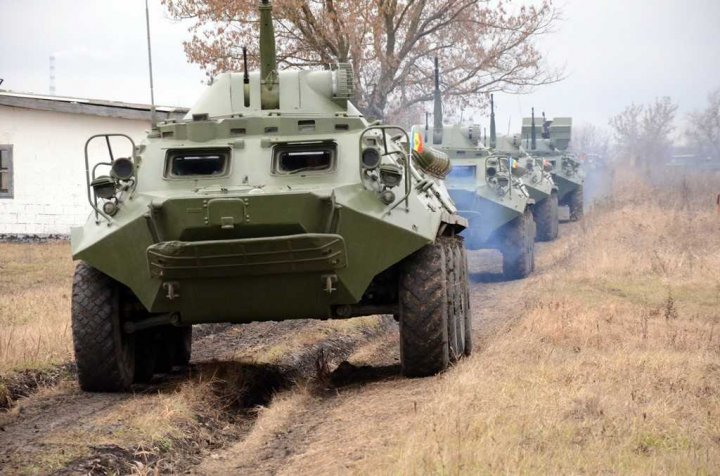 Militarii, în acţiune. La Bălţi au avut loc tunuri antitanc, aruncătoare de grenade şi evacuarea răniţilor cu elicopterul (FOTO)