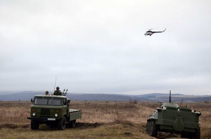 Militarii, în acţiune. La Bălţi au avut loc tunuri antitanc, aruncătoare de grenade şi evacuarea răniţilor cu elicopterul (FOTO)