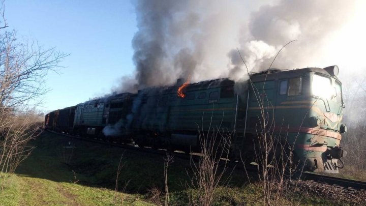 Pompierii, ÎN ALERTĂ. Un tren A LUAT FOC în apropiere de Vulcăneşti (VIDEO)