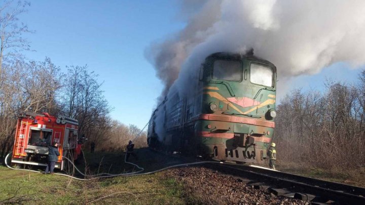 Pompierii, ÎN ALERTĂ. Un tren A LUAT FOC în apropiere de Vulcăneşti (VIDEO)