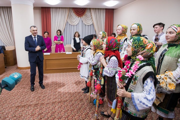 Urături, colinde şi dansuri la Guvern. Bucuroşi de oaspeţi, miniştrii au ieşit şi ei la joc (FOTO)