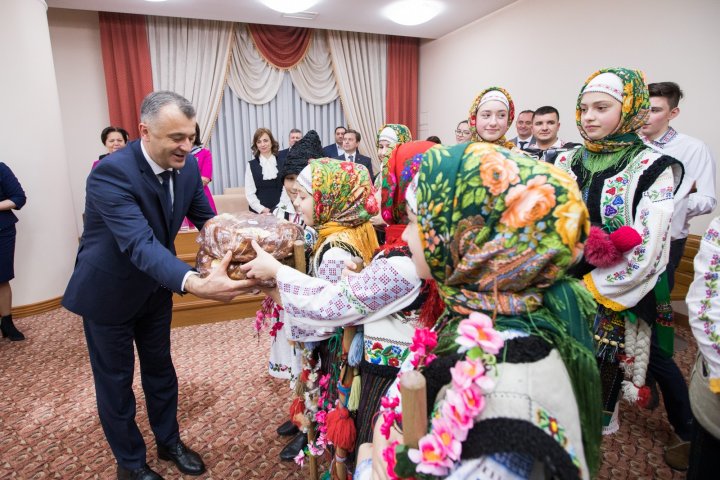 Urături, colinde şi dansuri la Guvern. Bucuroşi de oaspeţi, miniştrii au ieşit şi ei la joc (FOTO)