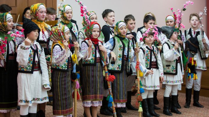 Urături, colinde şi dansuri la Guvern. Bucuroşi de oaspeţi, miniştrii au ieşit şi ei la joc (FOTO)