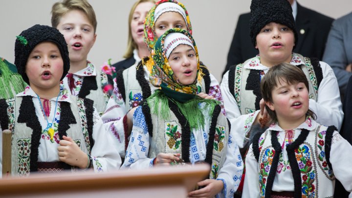 Urături, colinde şi dansuri la Guvern. Bucuroşi de oaspeţi, miniştrii au ieşit şi ei la joc (FOTO)