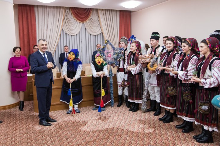 Urături, colinde şi dansuri la Guvern. Bucuroşi de oaspeţi, miniştrii au ieşit şi ei la joc (FOTO)