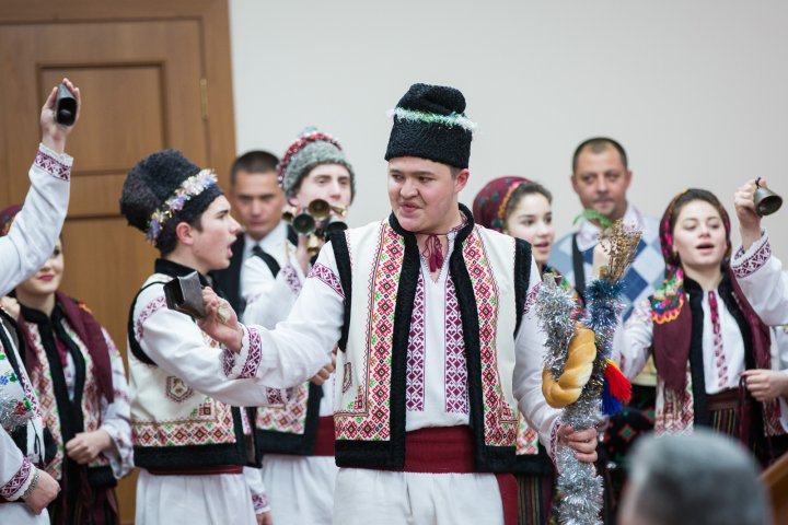 Urături, colinde şi dansuri la Guvern. Bucuroşi de oaspeţi, miniştrii au ieşit şi ei la joc (FOTO)