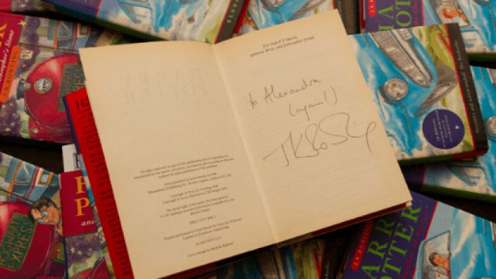 Un volum rar din seria Harry Potter, cu autograful autoarei, vândut la licitaţie cu 2.300 de lire sterline