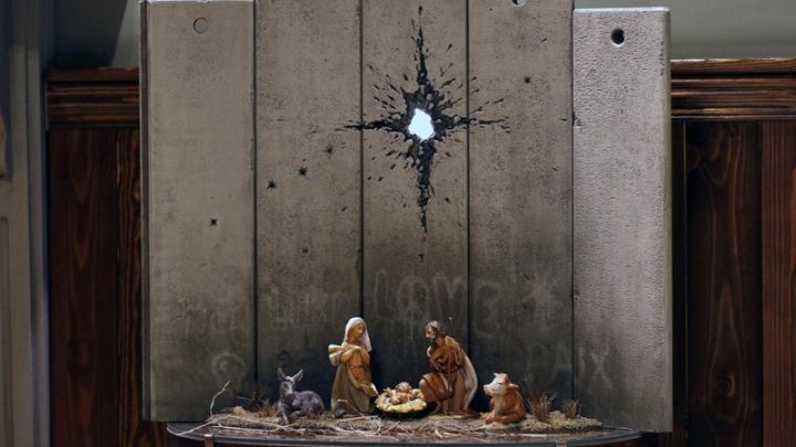 Cea mai recentă creaţie a lui Banksy, expusă la hotelul artistului din Betleem