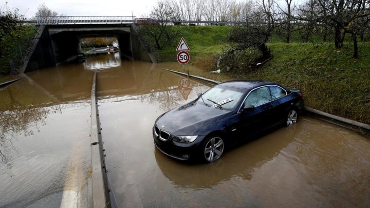 Inundații din Franța: Cinci persoane au murit, după ce trei salvatori s-au prăbușit cu elicopterul