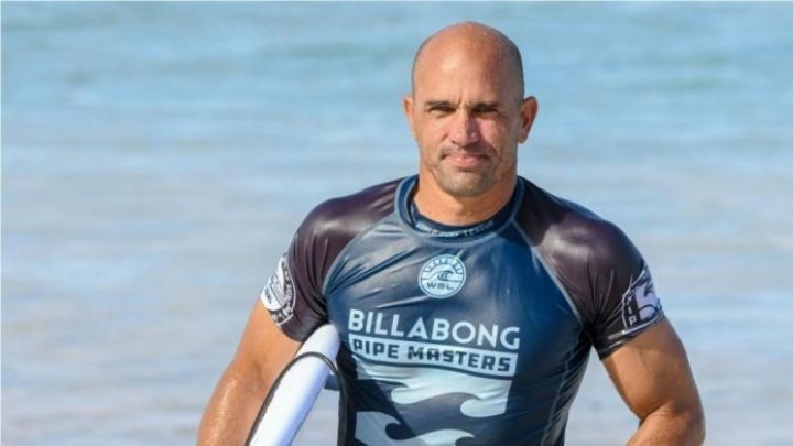 Kelly Slater, spectacol pe valuri. Sportivul a reuşit o cursă perfectă la competiţia din Hawaii