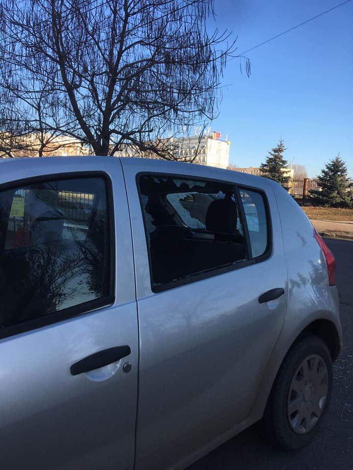 Dimineaţă cu ghinion pentru un şofer din Capitală. Vezi ce s-a întâmplat cu maşina acestuia (FOTO)