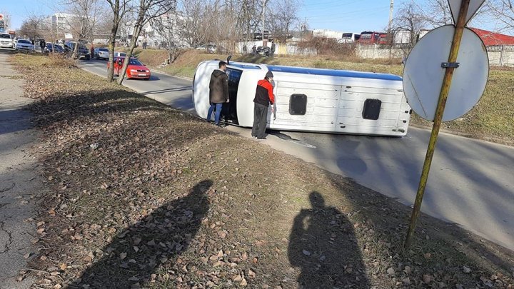 ACCIDENT în Capitală. Un microbuz S-A RĂSTURNAT în apropiere de Gara Auto Sud