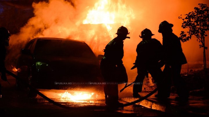 NEBUNIE totală. MOTIVUL pentru care un bărbat din Cahul și-a incendiat mașina (FOTO)