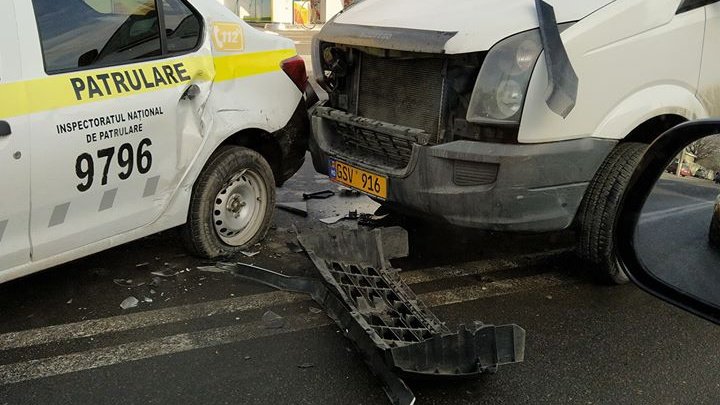 ACCIDENT GRAV în Capitală: Implicat un microbuz de rută şi o maşină a poliţiei (FOTO)