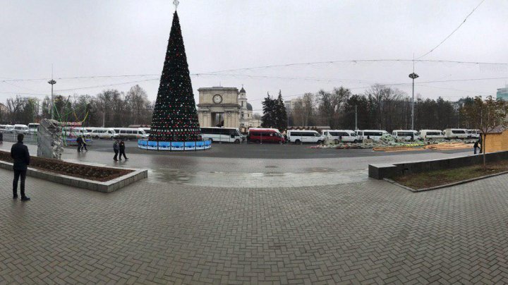 MOLDOVA, PARALIZATĂ! Transportatorii, în grevă, iar călătorii au stat blocaţi în autogări (FOTO/VIDEO)