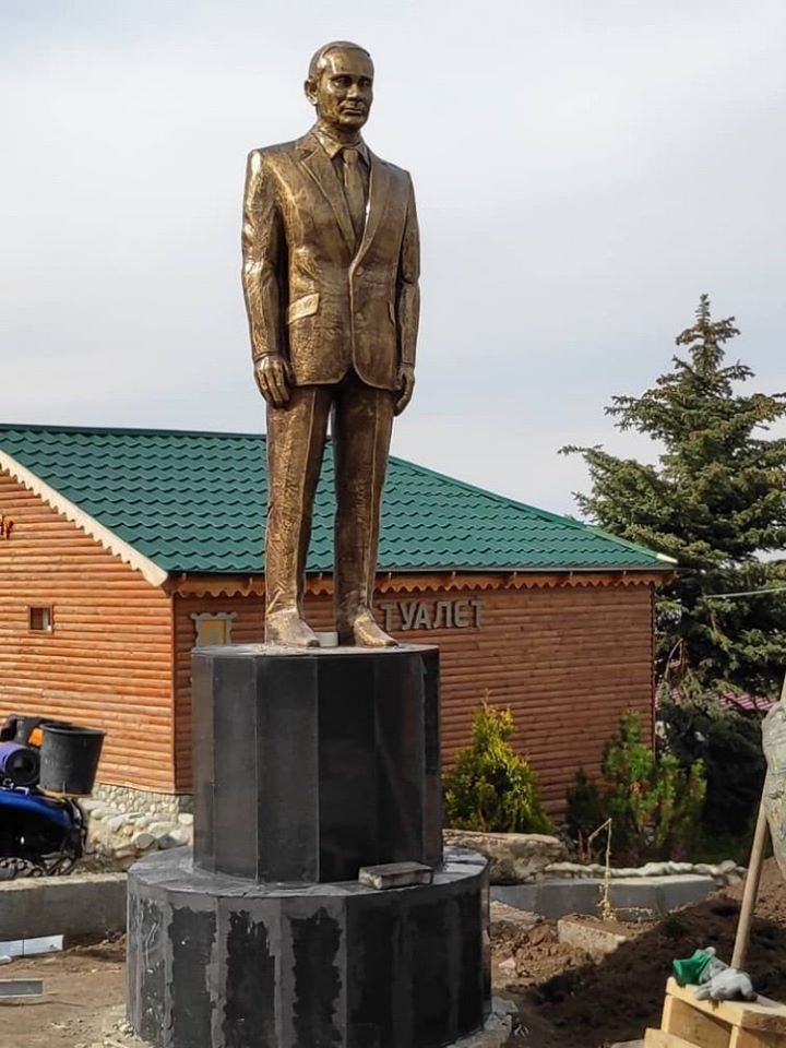 Vladimir Putin are o statuie aurită în Kîrgîzstan, lângă un WC