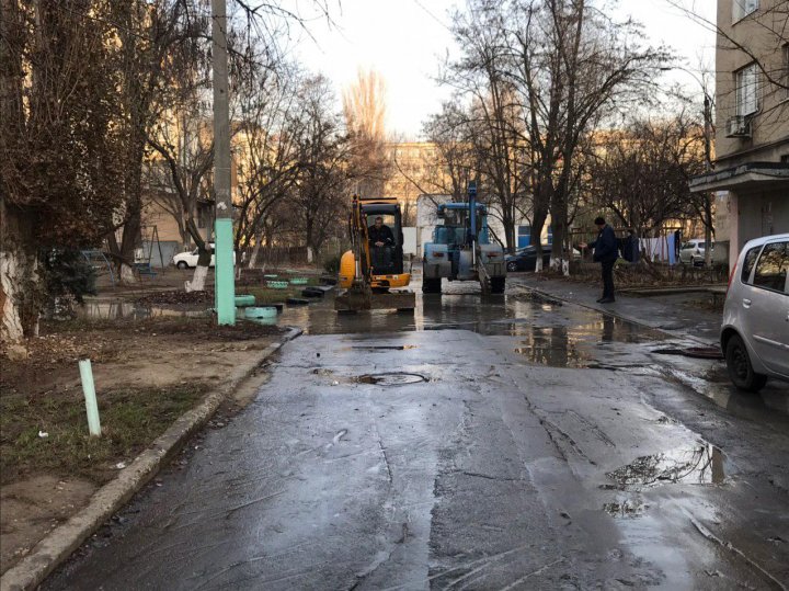 Curtea unui bloc din Capitală, INUNDATĂ (VIDEO/FOTO)