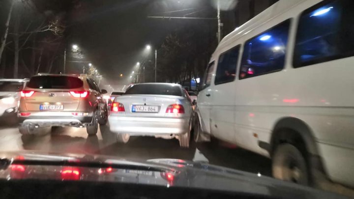 Nu au încăput. Un microbuz s-a lovit cu o maşină pe strada Belinski din Capitală (FOTO)