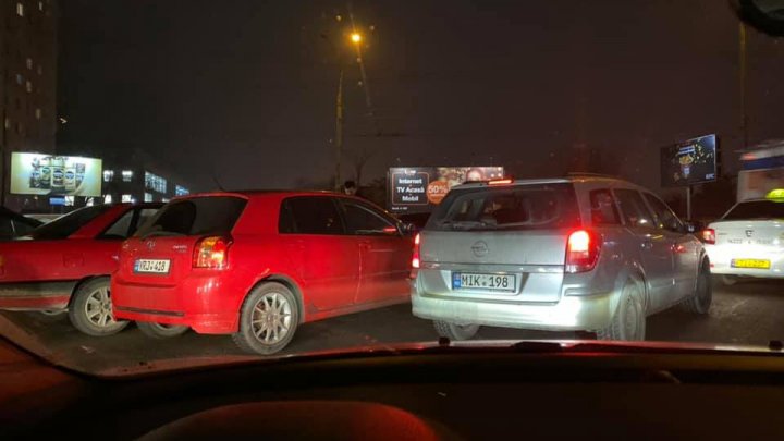 Accident în Capitală. Două maşini s-au ciocnit în apropiere de Circ (FOTO)