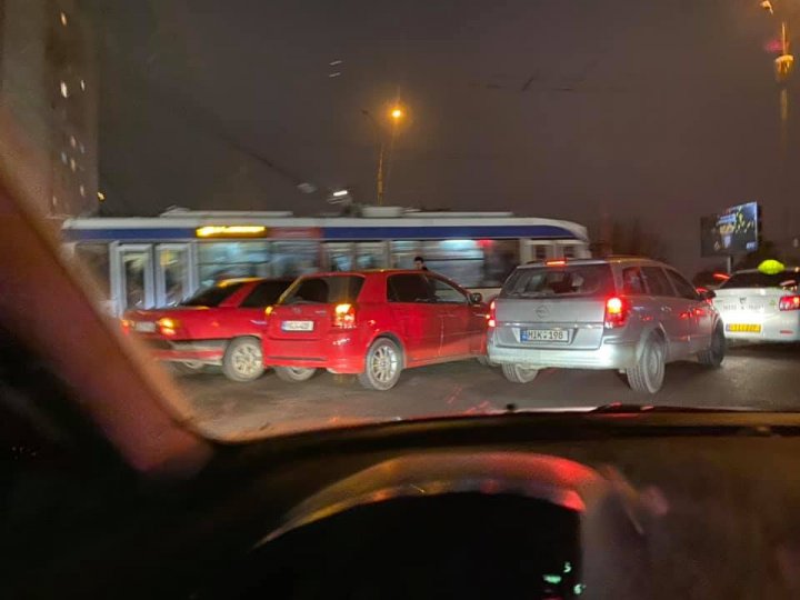 Accident în Capitală. Două maşini s-au ciocnit în apropiere de Circ (FOTO)