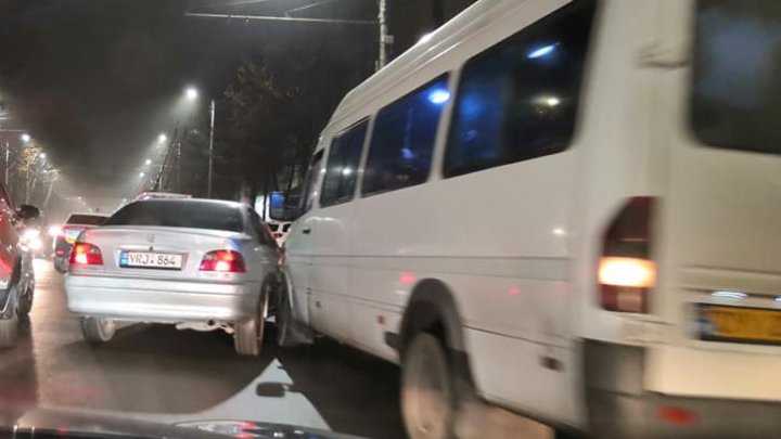 Nu au încăput. Un microbuz s-a lovit cu o maşină pe strada Belinski din Capitală (FOTO)