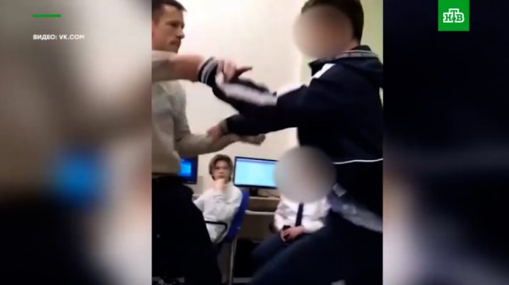 Imagini şocante într-o şcoală din Rusia. Un profesor de informatică îl ia la pumni pe un elev (VIDEO)