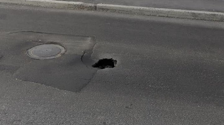 PERICOL pentru şoferi pe o stradă din Capitală. Conducătorii auto îşi pot strica maşina (FOTO)