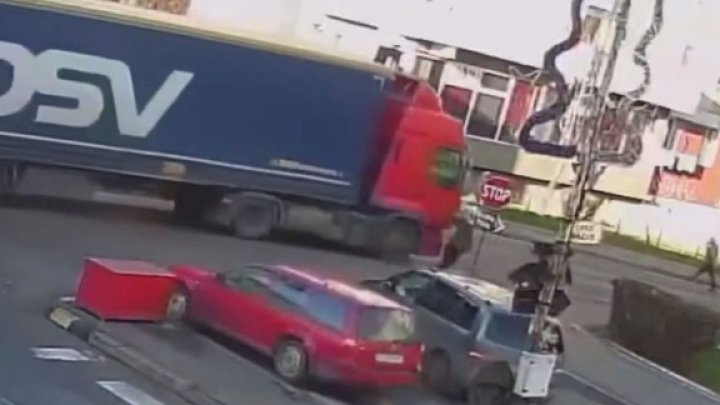 INCREDIBIL! Un TIR trece printre oamenii care traversează pe trecerea de pietoni (VIDEO)